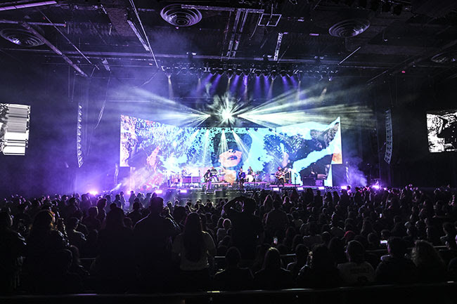 ZOÉ KICKS OFF U.S. TOUR WITH A SOLD OUT SHOW AT THE THEATER AT MADISON SQUARE GARDEN IN NEW YORK